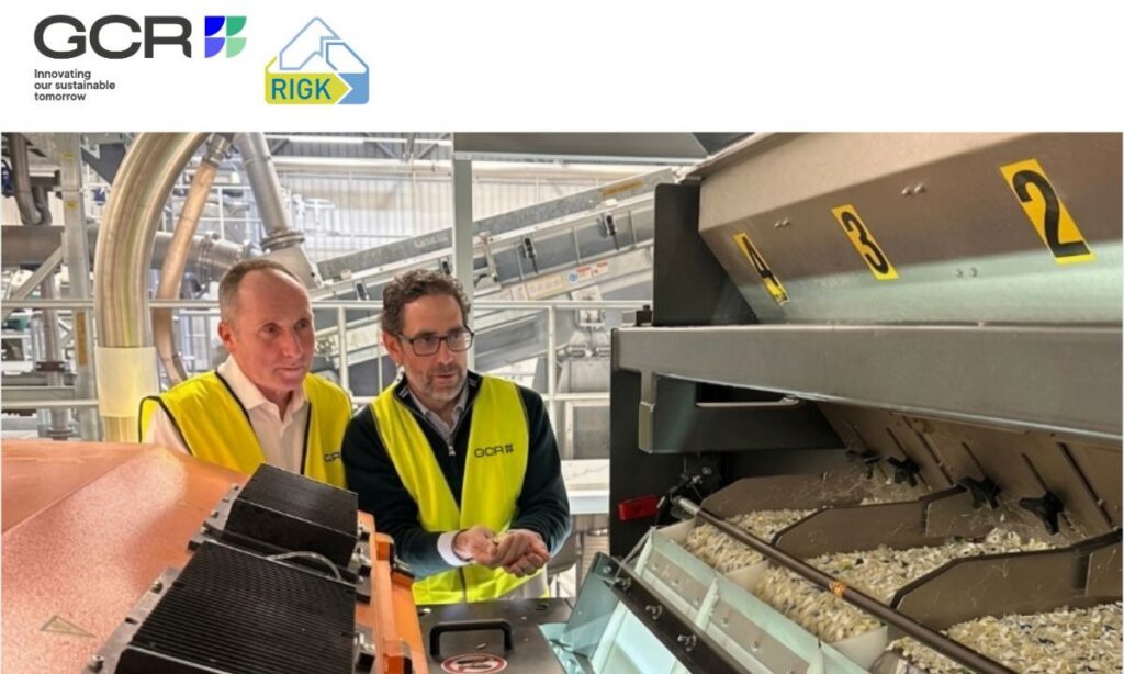 Markus Dambeck (RIGK) and Santiago Sans (GCR) during recycling trials at GCR’s facility for industrial packaging streams. Markus Dambeck (RIGK) and Santiago Sans (GCR) .